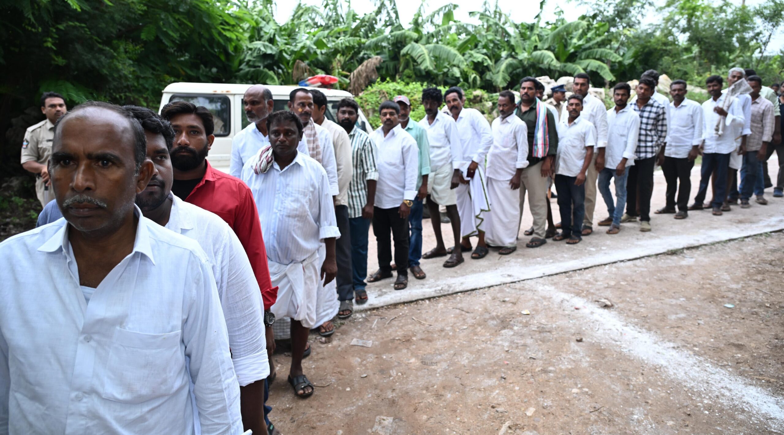 ఈ. కొత్తపల్లి మండల పరిషత్ ఆదర్శ ప్రాథమిక పాఠశాలలో ఏర్పాటుచేసిన పోలింగ్ కేంద్రం  వద్ద బారులు తీరిన ఓటర్లు